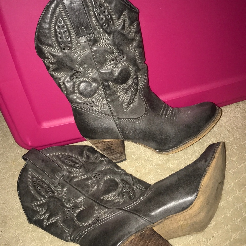 GREY COWGIRL BOATS